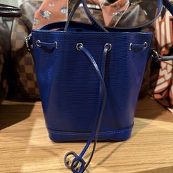 Louis Vuitton mini Noe in epi leather