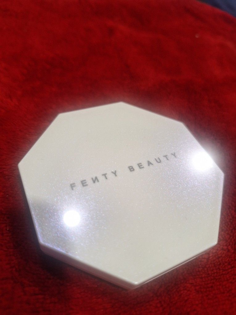 iluminador  FENTY BEAUTY