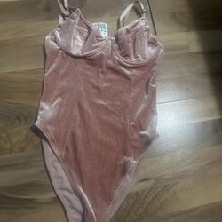 Pink velvet bodysuit with adjustable straps #velvetbodysuit