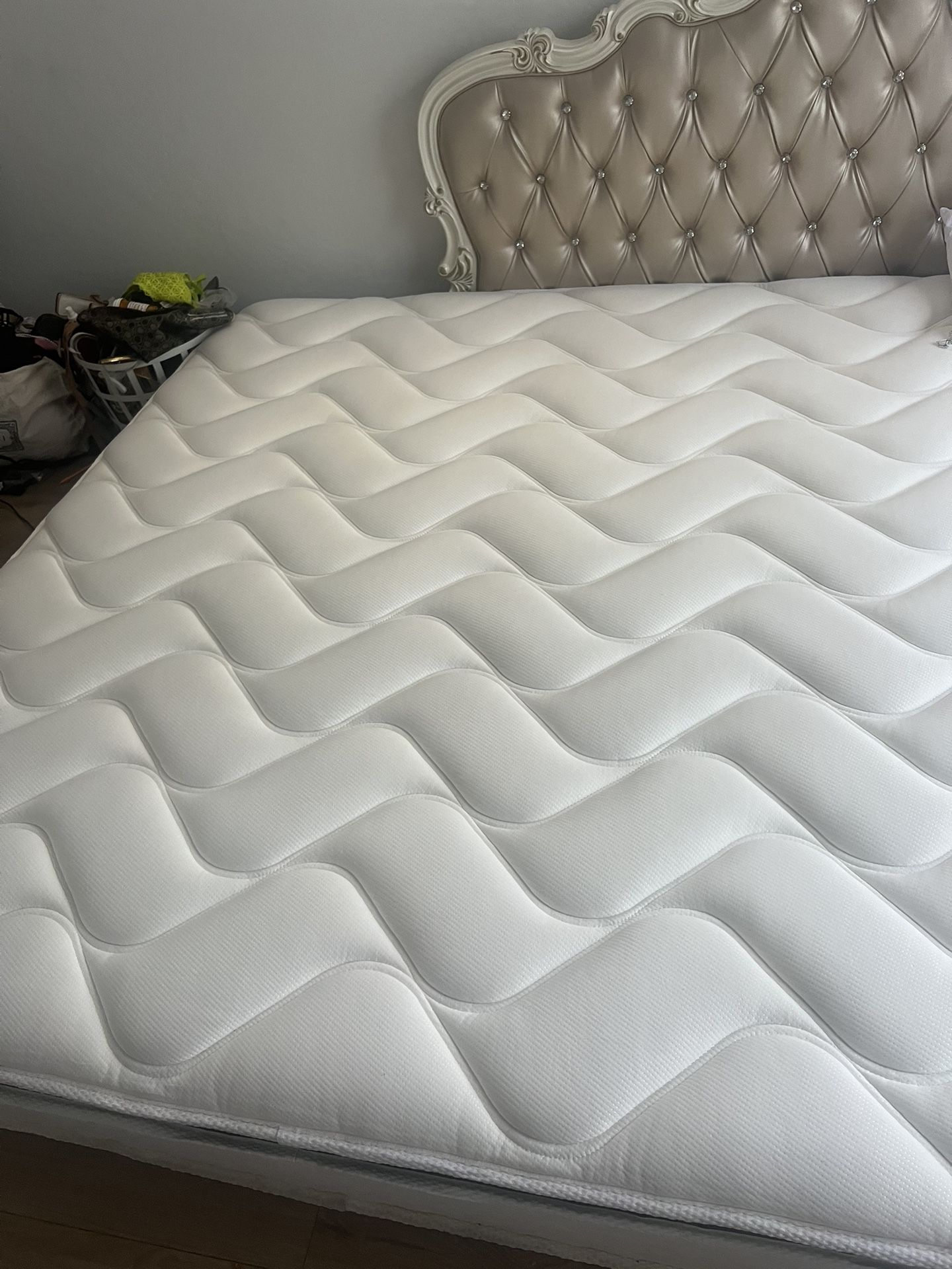 New King Size Mattress Medium Firm Used In Guest Room Turning Into Office No Stains Or Rips