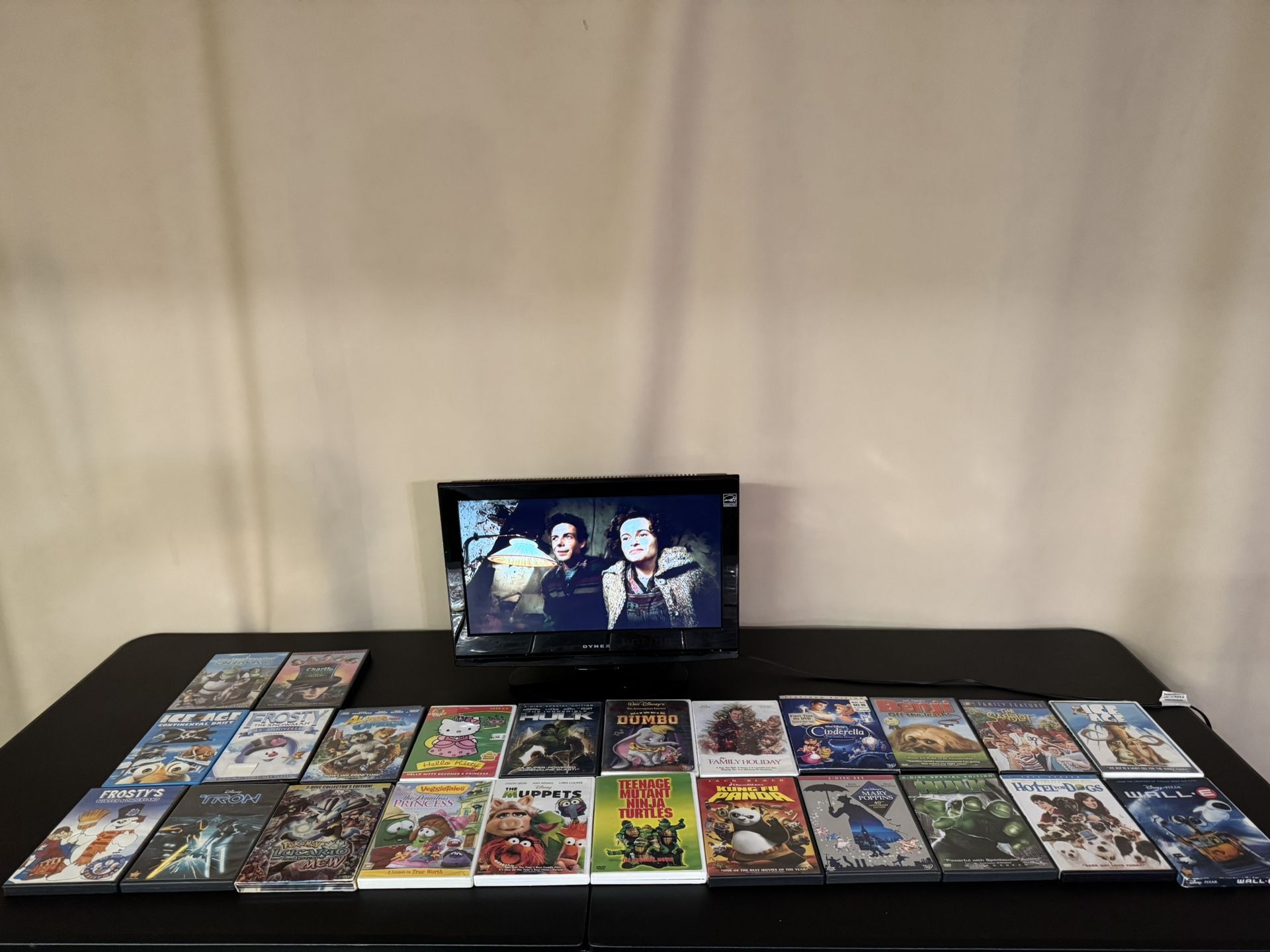Tv With DVD Player Combo . ( 24 Kid Movies )