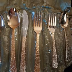 VINTAGE, 1968, UNUSED, GORGEOUS 24 KARAT PLATED CELLINI ROMANESQUE FLATWARE FULL SERVICE FOR 8, PLUS BUTTER KNIFE AND JELLY SPOON!!🌹
