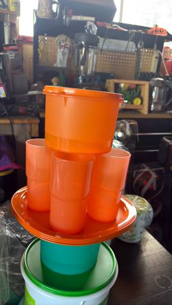 Tupperware set 4 plates 4 cups 1 container