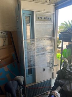 Vintage pepsi machine - glass bottles