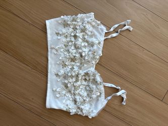 Women’s white floral trim crop top size xs