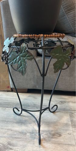 Decorative Metal Plant Stand with Leaf Design