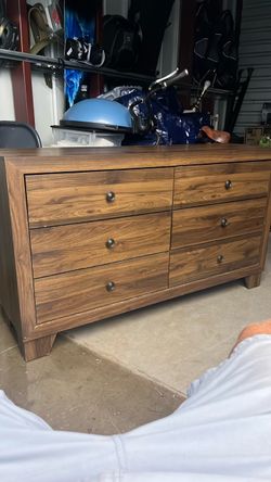 Brown wood grain look 6- drawer dresser