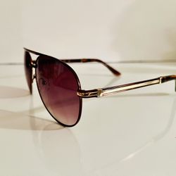 Guess Sunglasses Brown Durable  Metal Rim,  Faux Gold On The Sides. New Without Tags. Very Classy And Elegant. Come from a smoke free environment.  