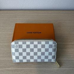 White Woman’s Zipper Wallet