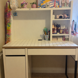 Used - Desk with hutch color white