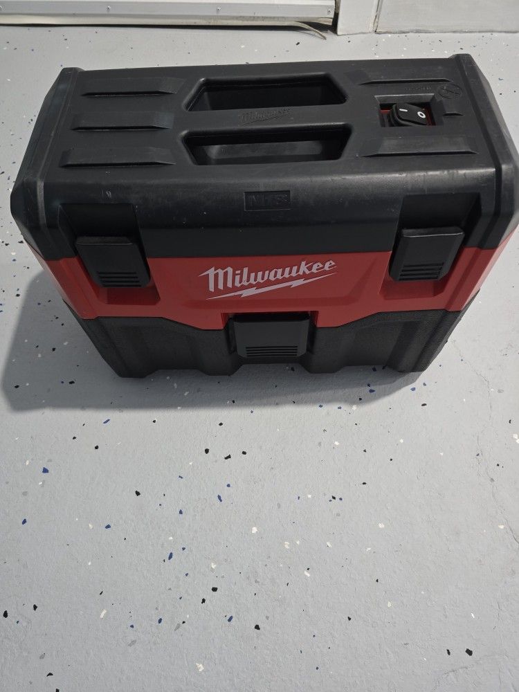 Milwaukee Cordless Wet Dry Vacuum M18