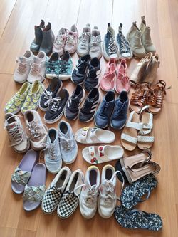 Shoes size 2, 3 y 4. Recoger cerca de 59AVE OSBORN. $60dlls por todo