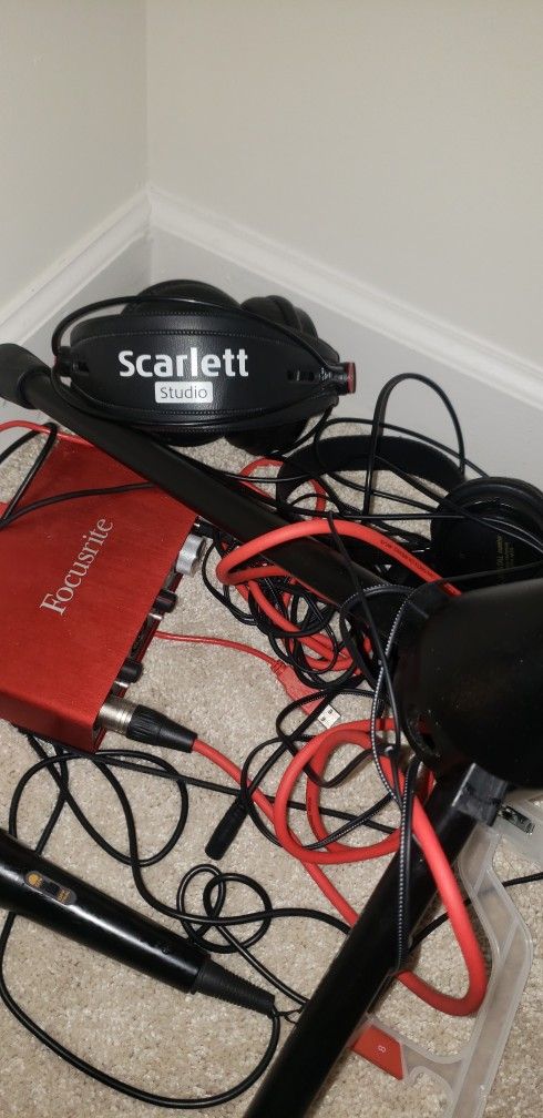 Focusrite Scarlett Audio Recording 2i2 Studio