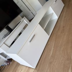 Beautiful White TV Stand / Média Console 