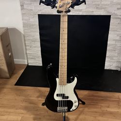 FENDER JAZZ - Bass Guitar 