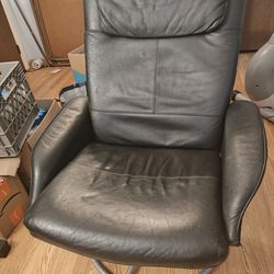 Black swivel chair