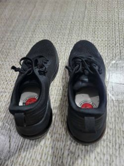 deportivos en color negro de la marca New Balance,