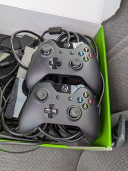 2 Xbox One controllers, Kinect, and Xbox (not working/for parts)