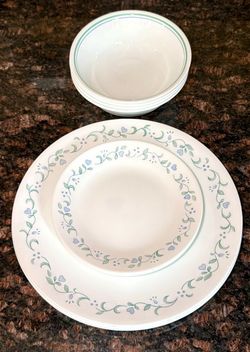 Corelle County Cottage 12 Piece Set. Service of 4. Used excellent condition-Vintage!
