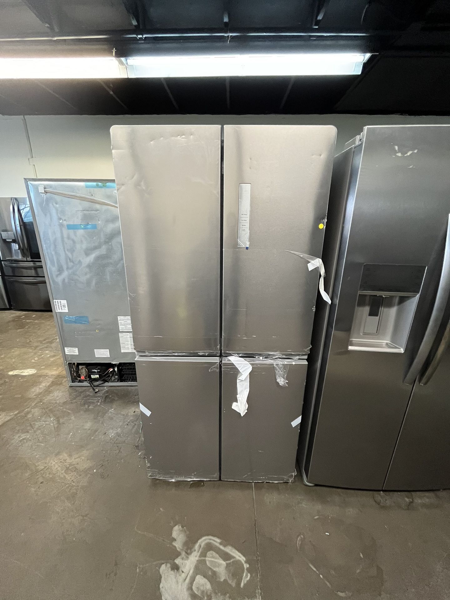 FRIGIDAIRE 33 WIDTH REFRIGERATOR NEW / MISSING BOTTOM SHELFS