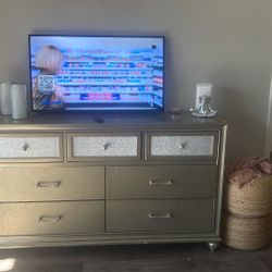 🔥 Gold Bedroom Set – Bed Frame, Dresser, Chest, Nightstand & Mirror 🔥