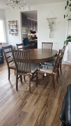 Priced to Sell - Dining table wooden 6 Seats Removable Center leaf