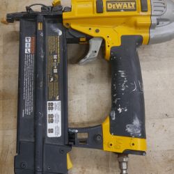 Dewalt Finish Nailer DWFP12231 pre owned 889707-2