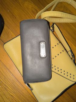 grey Marc Jacobs leather wallet features a distinctive zip-around closure and a signature silver-tone logo