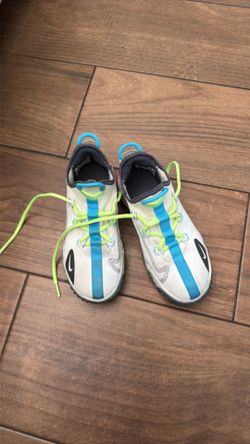 Nike everyday/indoor cleats size 2y