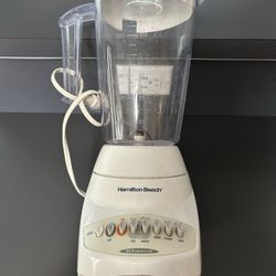 White Hamilton beach blender mixed drinks summer smoothies beach pool side 