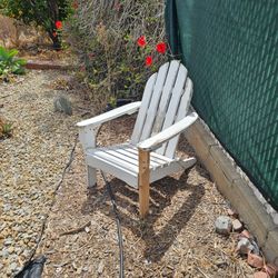 FREE CHAIR, just needs some live and paint