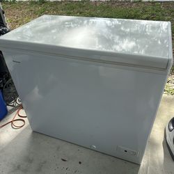 Hotpoint 7.0-cu ft Chest Freezer White )