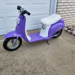 Kids Razor Scooter w/BRAND NEW Batteries 