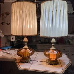 Vntge Table Lamp Set (LIKE NEW) Set de Lámparas Vintage  COMO NUEVAS Not broken No stains nowhere No damage at all Except one night light not working.