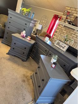 ✨✨BEAUTIFUL GRAY BEDROOM DRESSERS WITH MATCHING NIGHTSTANDS ✨✨