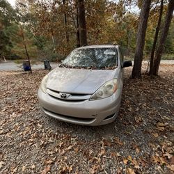 2008 Toyota Sienna (part Out)