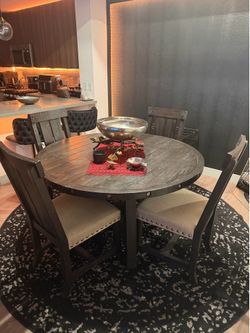 Breakfast table with4 chairs and rug