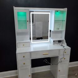 Vanity For Hair And Makeup 