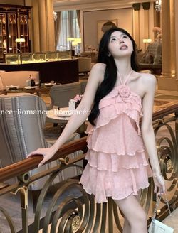 French-style pink floral halter cami dress for women – summer loose-fit, slimming and elegant socialite look, sleeveless tiered (cake) dress