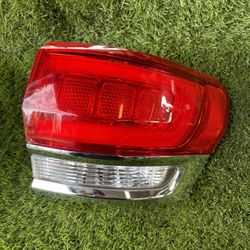 2014 Jeep Grand Cherokee Passenger/ Right Taillight