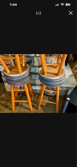 Table and 4 bar stools