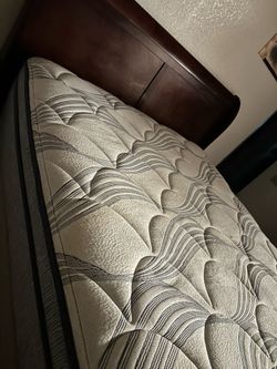 Cama Full de madera cafe oscura con colchon y box.   Area central