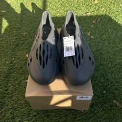 Adidas Yeezy Foam Runner “Carbon”