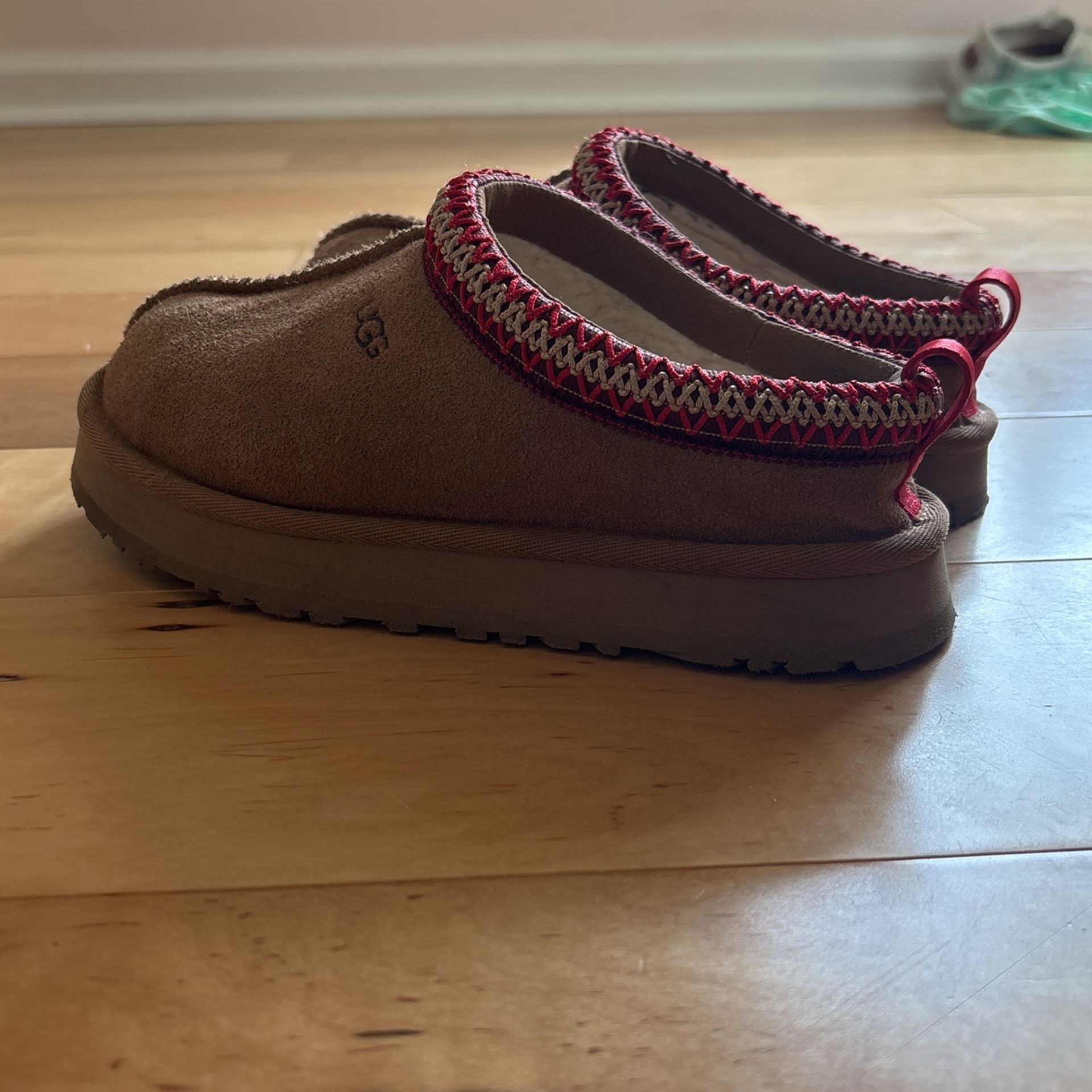 Kids 2y Uggs Chestnut With Red Tazz