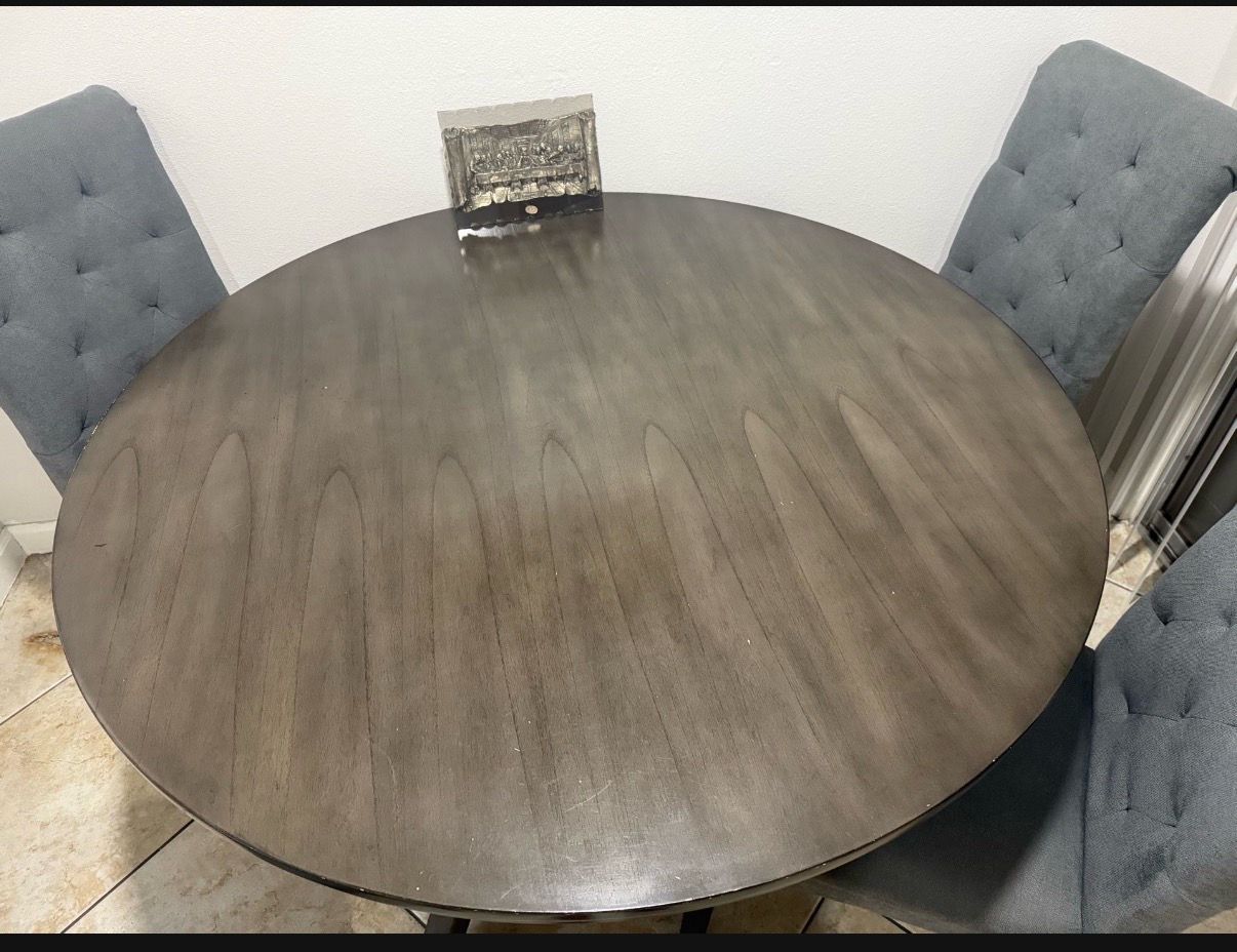 Dinning table with 4 chairs! Table size 47 inches