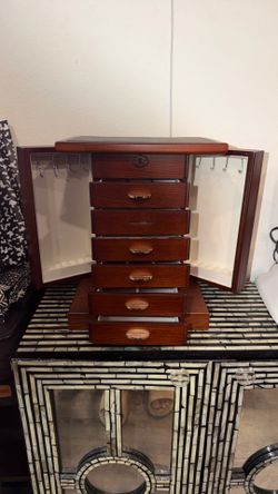 Jewelry box / holder