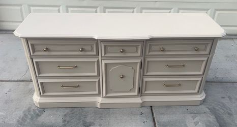 Vintage Stanley Beige 7-Drawer Dresser with Brass Hardware