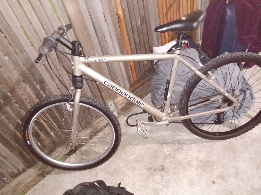 Cannondale F300 Mtn Bike