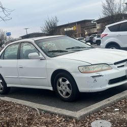 1999 HONDA ACCORD. Smogged & Registered  $2200 Obo