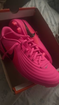 Soccer shoes